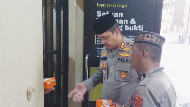 Kapolres Gowa Bagikan Takjil Kepada Tahanan Polres Gowa kapolres gowa