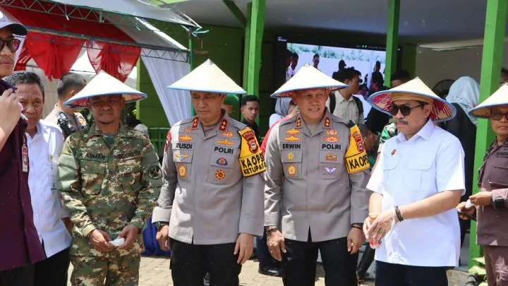 Kapolda Sulsel Hadiri Panen Raya Serentak di Kabupaten Bone, Wujud Dukungan terhadap Ketahanan Pangan Daerah kapolda sulsel
