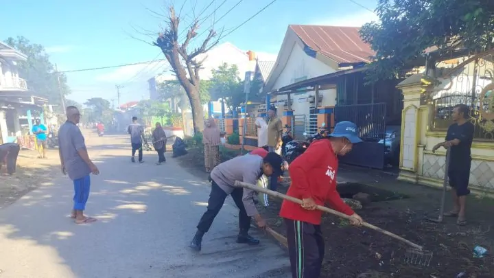 Dukung Program 'Annangkasi', Bhabinkamtibmas Desa Panakkukang Bersama Warga Gelar Kerja Bakti desa panakkukang