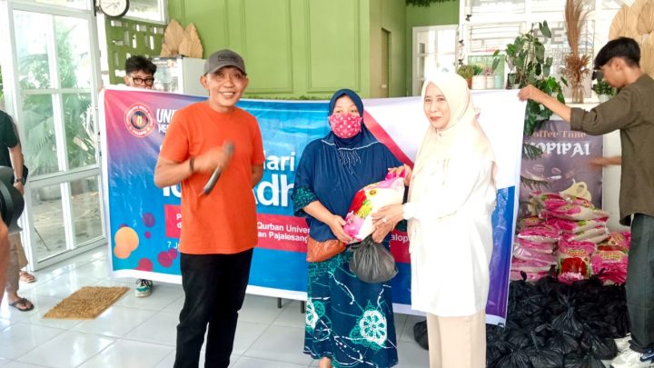 Rektor Universitas Mega Buana Palopo Tunjukkan Kepedulian dengan Berbagi di Pajalesang di Momen Idul Adha Pajalesang