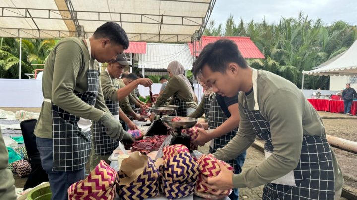 Pertamina Patra Niaga Sulawesi Berbagi Daging Kurban Tanpa Sampah Plastik pertamina patra niaga sulawesi