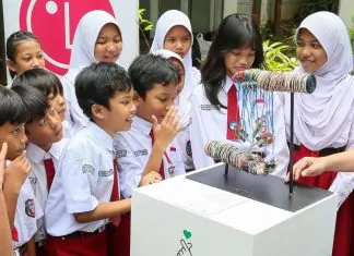LG Serahkan Karya Seni Instalasi E-Waste ke SDN Ragunan 08 LG