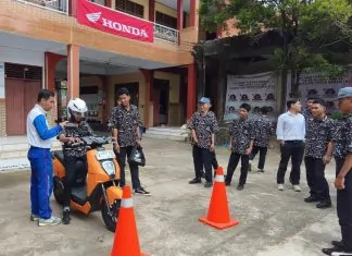 Siswa SMK Tri Tunggal 45 Antusias Jajal Honda Icon-e dalam Praktik Safety Riding Honda Icon-e