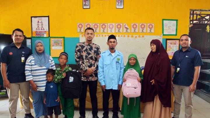 Pegadaian Salurkan 200 Bingkisan Sekolah untuk Siswa MI 25 Lamasi Pantai Luwu Pegadaian Area Palopo